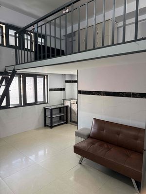 Nhượng lại phòng đang trống sẵn, đầy đủ nội thất, có gác, ban công