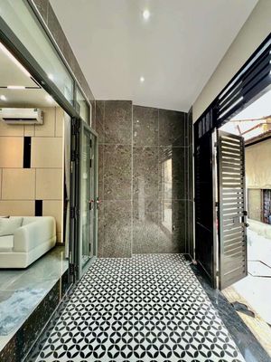 Nhà xinh nằm ngay chợ xóm mới thoáng mát gần trung tâm tiện ích đầy đủ