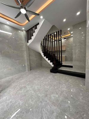 Cho thuê nhà nguyên cao lỗ, cách parcmall 300m,  4 tầng. 16 tr/ tháng