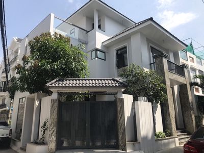 Cho Thuê Nhà Út Tịch, P.4, Q.Tân Bình, DT:10x20m, trệt, 2 lầu
