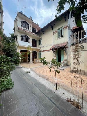 Biệt thự sân vườn rộng 17x50m, 2 lầu giá chỉ 135tr/ tháng gần CV lê Vă