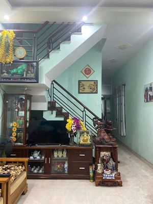 nhà sân xe máy rộng mặt tiền đường xe tải 