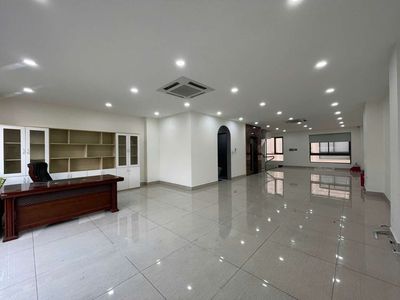 Cho thuê Nguyên sàn văn phòng đẹp, thang máy, máy lạnh đầy đủ