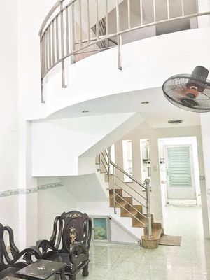 Cho thuê nhà nguyên căn 8/3 Co Giang , Q1