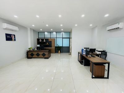 Cho thuê tầng trệt 7x20, ngăn sẵn 2 không gian làm việc, có hầm riêng
