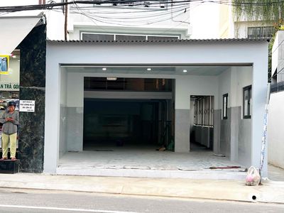 Nhà mặt tiền ngay ngã 4