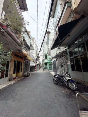 Cho Thuê Gấp 82/2A Cmt8, QTB Ngay Ngã Ba Chấn Hưng,Giá 12 Triệu/Tháng 