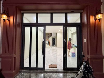 Cho thuê nhà hxh 202 Phạm Văn Hai P5 Tân Bình 4.5x15m NH 4.7m 4T 26tr