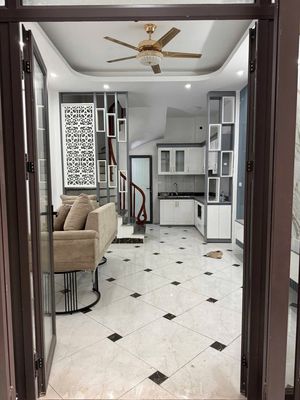Cho thuê nhà Việt Hưng, 35m, 5 tầng, full đồ, ô tô đỗ cửa, nhà mới.8tr