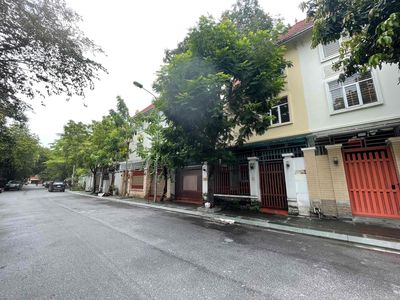 Cho thuê nguyên căn biệt thự 150m2 dãy 16b3 Làng Việt Kiều Châu Âu