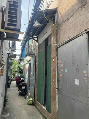Nhà 2 lầu, điện nước chính thức, có máy lạnh