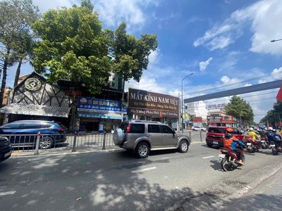 Cho thuê toà nhà 4 tầng đường Lê Hồng Phong, ngã tư lớn tại TP Thủ Dầu