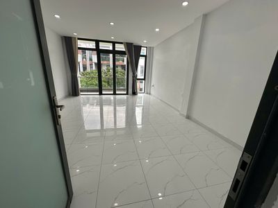 Cho thuê văn phòng giá 7.5tr 40m2 có ban công thông thoàng