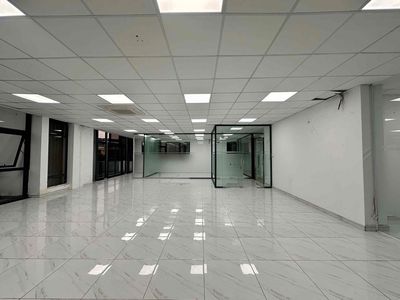 Tầng 2 160m2 có sẵn vách kính, máy lạnh giá 30tr bao VAT