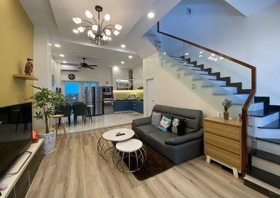 Cho thuê nhà 3 lầu, gara gần khu vực Đỗ Xuân Hợp, cầu Năm Lý