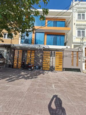 cho thuê toà nhà 10*20m hầm trệt 3 lầu có thanh máy gần Aeon 