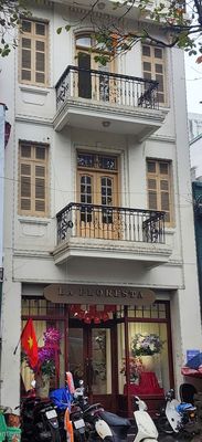 Chính chủ cho thuê nhà mặt phố Văn Miếu. 130 m2 x 3 tầng. MT 6m