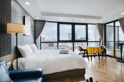 Cho thuê căn hộ Studio tầng cao thoáng ban công cửa sổ lớn.