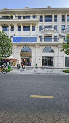 Cho thuê mặt bằng sang trọng đường lớn,oto đậu thoải mái Vạn Phúc City