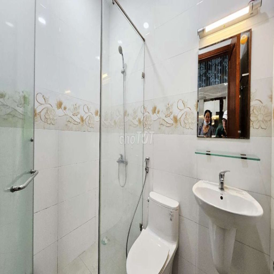 Cho thuê căn hộ 2PN đẹp nguyên tầng 75m2, mới hoàn thiện, có thang máy