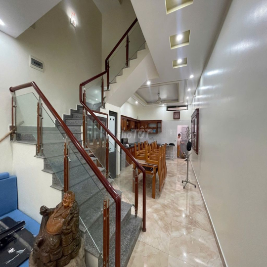 Cho thuê nguyên căn sân cổng Văn Cao (90m2), 4 ngủ khép kín