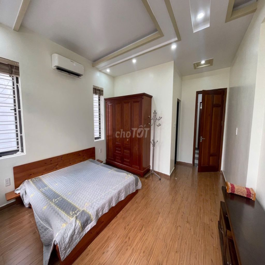Cho thuê nguyên căn sân cổng Văn Cao (90m2), 4 ngủ khép kín