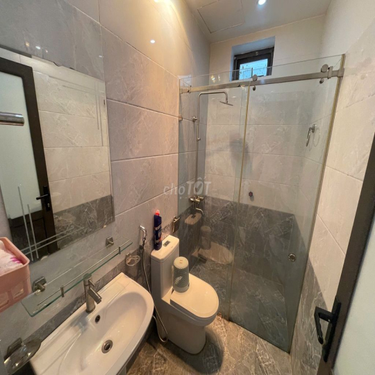 Cho thuê nguyên căn sân cổng Văn Cao (90m2), 4 ngủ khép kín