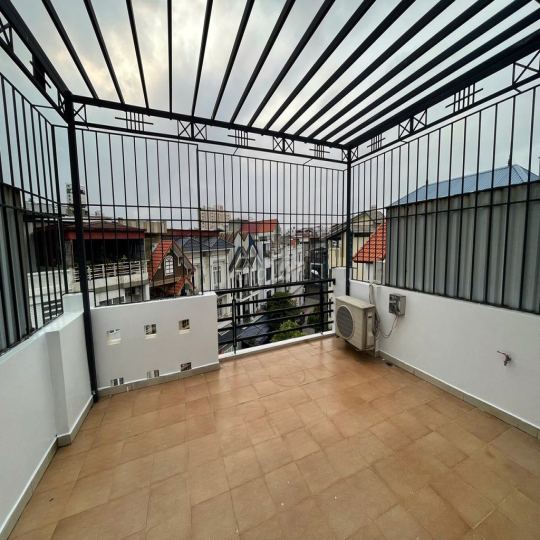 Cho thuê nguyên căn sân cổng Văn Cao (90m2), 4 ngủ khép kín