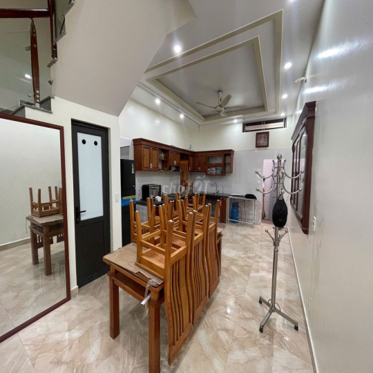 Cho thuê nguyên căn sân cổng Văn Cao (90m2), 4 ngủ khép kín