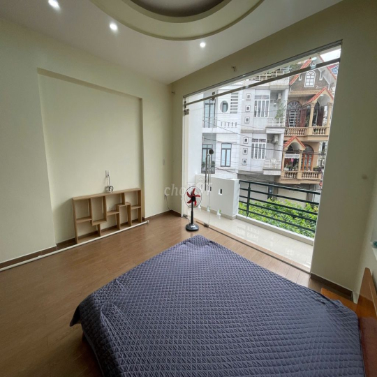 Cho thuê nguyên căn sân cổng Văn Cao (90m2), 4 ngủ khép kín