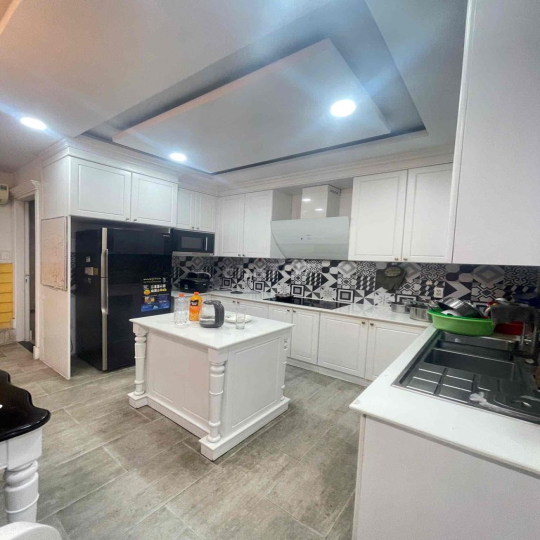 Cho thuê biệt thự 4 lầu 5pn có thang máy ngay gần Quảng Trường Tỉnh