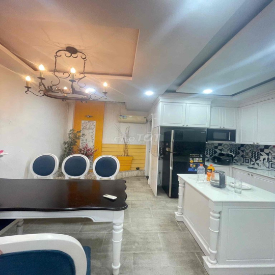 Cho thuê biệt thự 4 lầu 5pn có thang máy ngay gần Quảng Trường Tỉnh