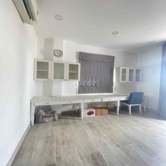 Cho thuê biệt thự 4 lầu 5pn có thang máy ngay gần Quảng Trường Tỉnh