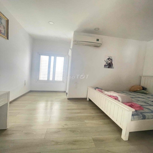 Cho thuê biệt thự 4 lầu 5pn có thang máy ngay gần Quảng Trường Tỉnh