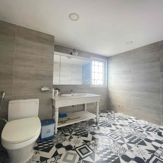 Cho thuê biệt thự 4 lầu 5pn có thang máy ngay gần Quảng Trường Tỉnh