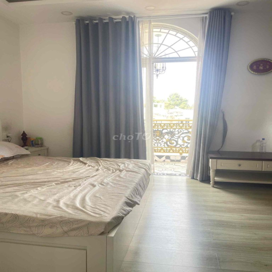 Cho thuê biệt thự 4 lầu 5pn có thang máy ngay gần Quảng Trường Tỉnh