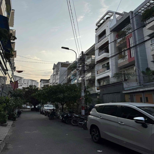 🏡CHO THUÊ NHÀ PHỐ LIỀN KỀ HẺM 8M  :GIÁ 18tr🍓4pn 5vc + sân thượng