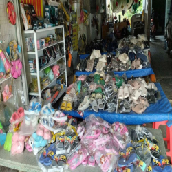 Sang quầy thuốc tây và cửa hàng giày dép