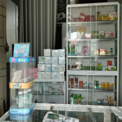 Sang quầy thuốc tây và cửa hàng giày dép