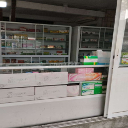 Sang quầy thuốc tây và cửa hàng giày dép