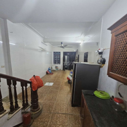 cho thuê nhà ngõ hẻm có chỗ để ô tô bên ngoài , 4 tầng, 33m giá 9tr