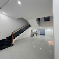 Hàng hiếm, hẻm 118 Y Nuê, nhà mới xây 100%, nở hậu, DT 128m2