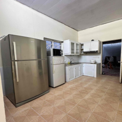 CHO THUÊ NHÀ NGUYÊN CĂN rộng 160 m2, sân vườn. Phố Đại Từ. Giá 8tr.