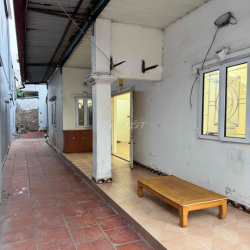 CHO THUÊ NHÀ NGUYÊN CĂN rộng 160 m2, sân vườn. Phố Đại Từ. Giá 8tr.