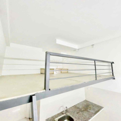 PHÒNG TRỌ CÓ GÁC CAO 30m2 THANG MÁY MÁY LẠNH GẦN ĐẠI HỌC CÔNG THƯƠNG