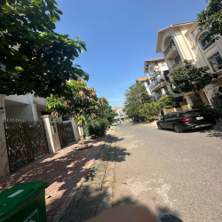 Cho Thuê Biệt Thự 200m2 Thiết Kế Trống Sàn KDC HimLam P.Tân Hưng Quận7