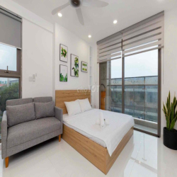 Masteri Millennium studio có ban công đầy đủ nội thất