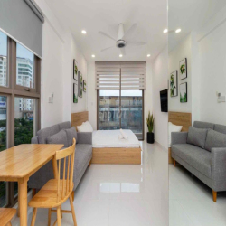 Masteri Millennium studio có ban công đầy đủ nội thất