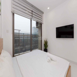 Masteri Millennium studio có ban công đầy đủ nội thất