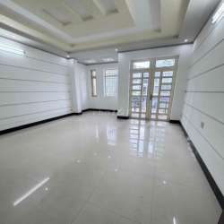 Nhà rộng 2 lầu 4pn 3 máy lạnh Mặt tiền Nguyễn Hiền